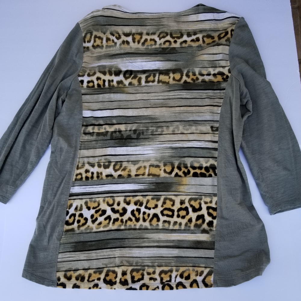 Chicos size (1) High low Animal print top.